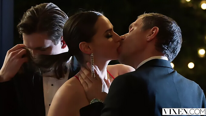 Um Intenso Ménage À Trois Com Tori Black E Dois Paus Castanhos Nos Bastidores De Uma Premiação