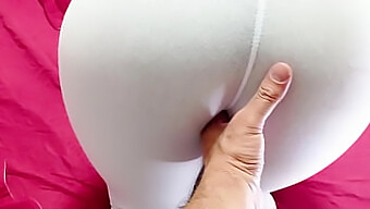 Weißer Legging-Fetisch-Amateur Pisst Sich In Pov