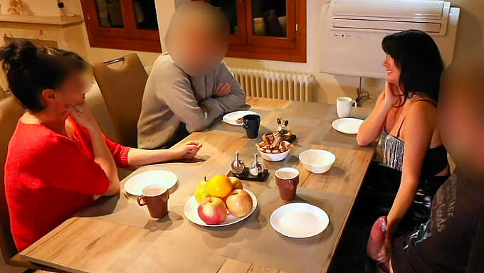 Masturbation Publique Avec Une Grosse Bite Dans Un Restaurant