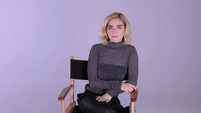 Oglądaj Uroczą Zabawkę Kiernan Shipka W Wyzwaniu.