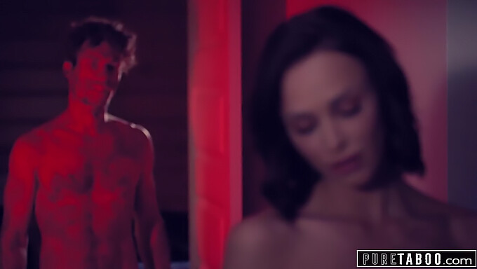 Perseguindo E Fodendo Com Emily Willis Em Um Vídeo Pornô De Peitos Grandes