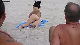 Amateur Exhibitionisten Werden Am Strand Unartig