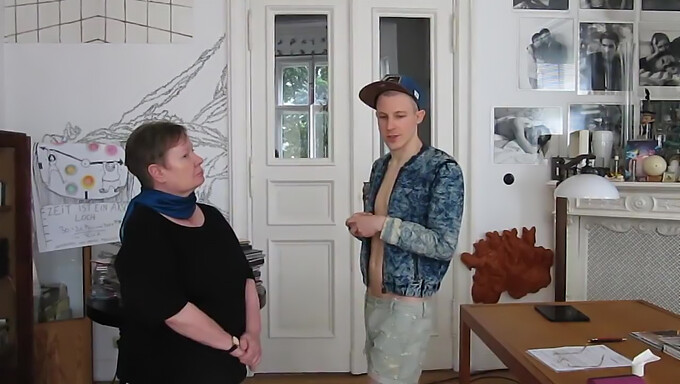 Zvodný Twink Túži Po Hrubom Kohútiku V Skupinovom Sexe