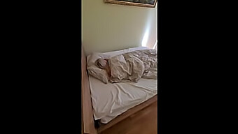 Der Freund Seines Mannes Weckt Seine Frau Auf Und Rasiert Ihre Muschi In Einem Selbstgemachten Video