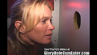 Blowjob Og Deepthroat-Ferdigheter Vises I Gloryhole