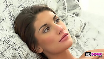 August Ames'In Büyük Göğüsleri Bu Hd Videoda Yakından Çekiliyor