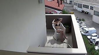 Amatérske Video Mladej 18+ Dievčiny, Ktorá Sa Baví Na Svojom Balkóne