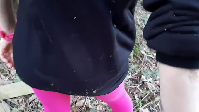 Zierliche Milf Bekommt Einen Harten Und Wilden Blowjob Im Wald