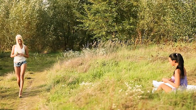 Twee Tienermeisjes Met Grote Natuurlijke Tieten Hebben Een Dildo En Vingeren Elkaar